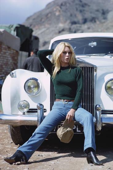 Brigitte Bardot - F2N88-4aoAA1hkb.jpg